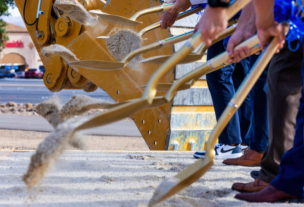 Dignatarios ponen la primera piedra del proyecto Reimagine Boulder Highway, el lunes 5 de agost ...