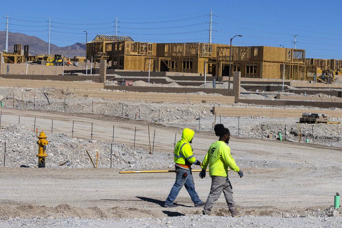 Se está construyendo una nueva comunidad de viviendas en Skye Canyon Park Drive y Lavange Stre ...