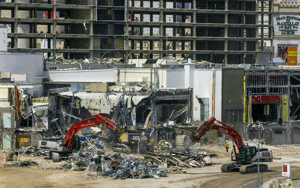 Maquinaria derriba algunas de las estructuras inferiores al continuar la deconstrucción del Tr ...