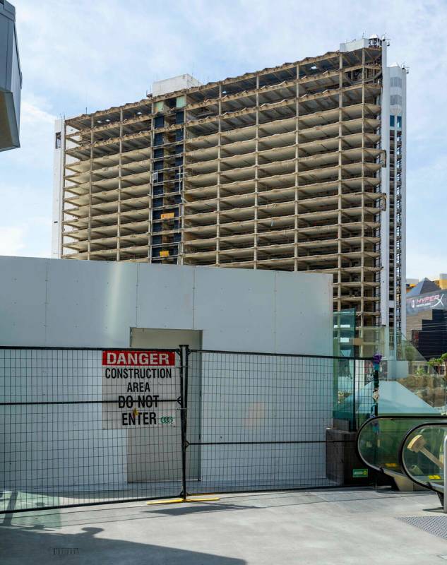 Un puente peatonal cerca del MGM Grand es bloqueado temporalmente mientras continúa la deconst ...