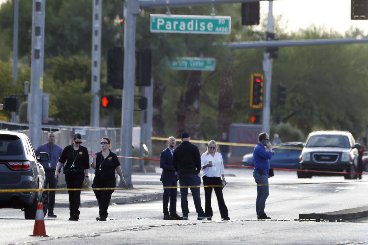 La policía de Las Vegas investiga un tiroteo que involucró a un agente en el área de East Ha ...