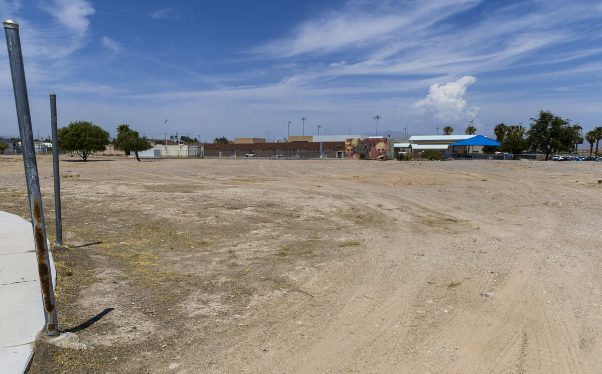 Propiedad vacante a lo largo de Sunrise Avenue para una posible acción ante el Concejo Municip ...