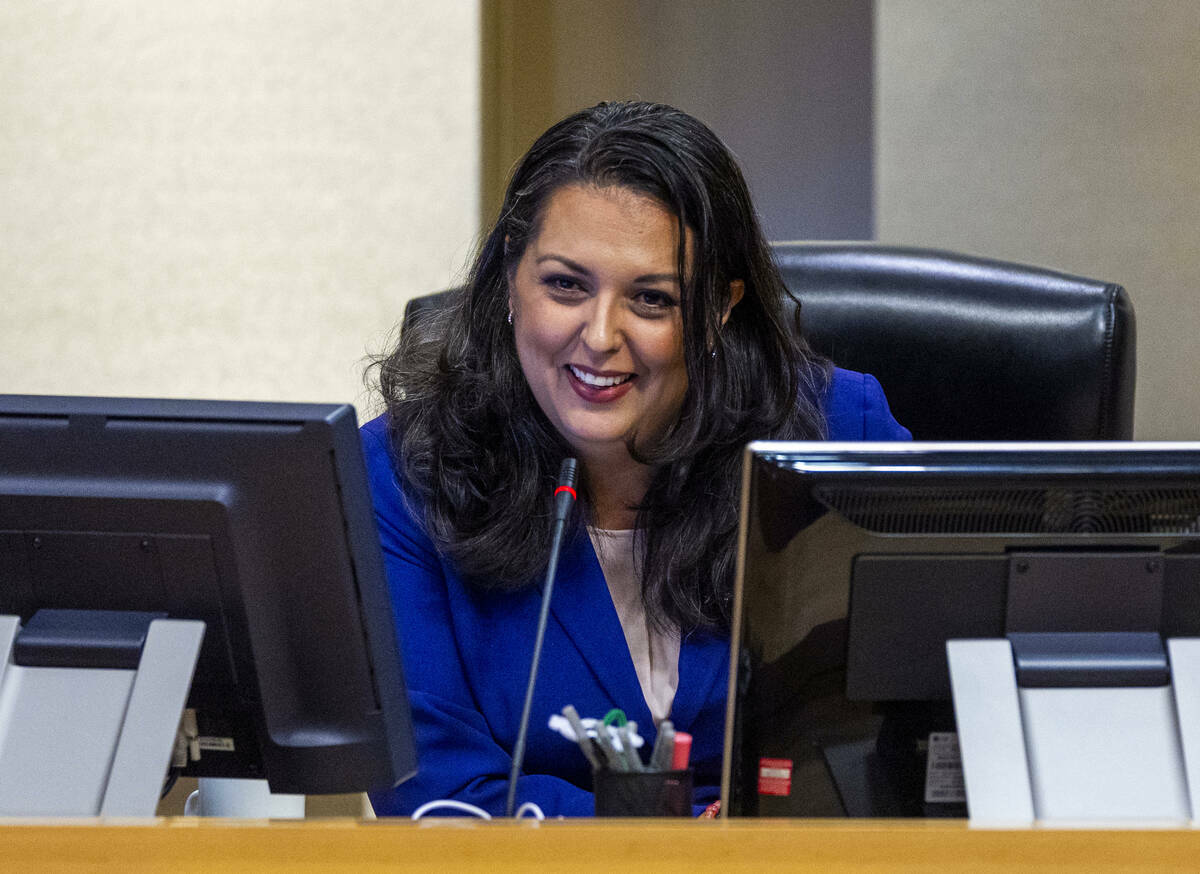 La concejal del Distrito 3 Olivia Díaz habla durante la reunión del Concejo Municipal de Las ...