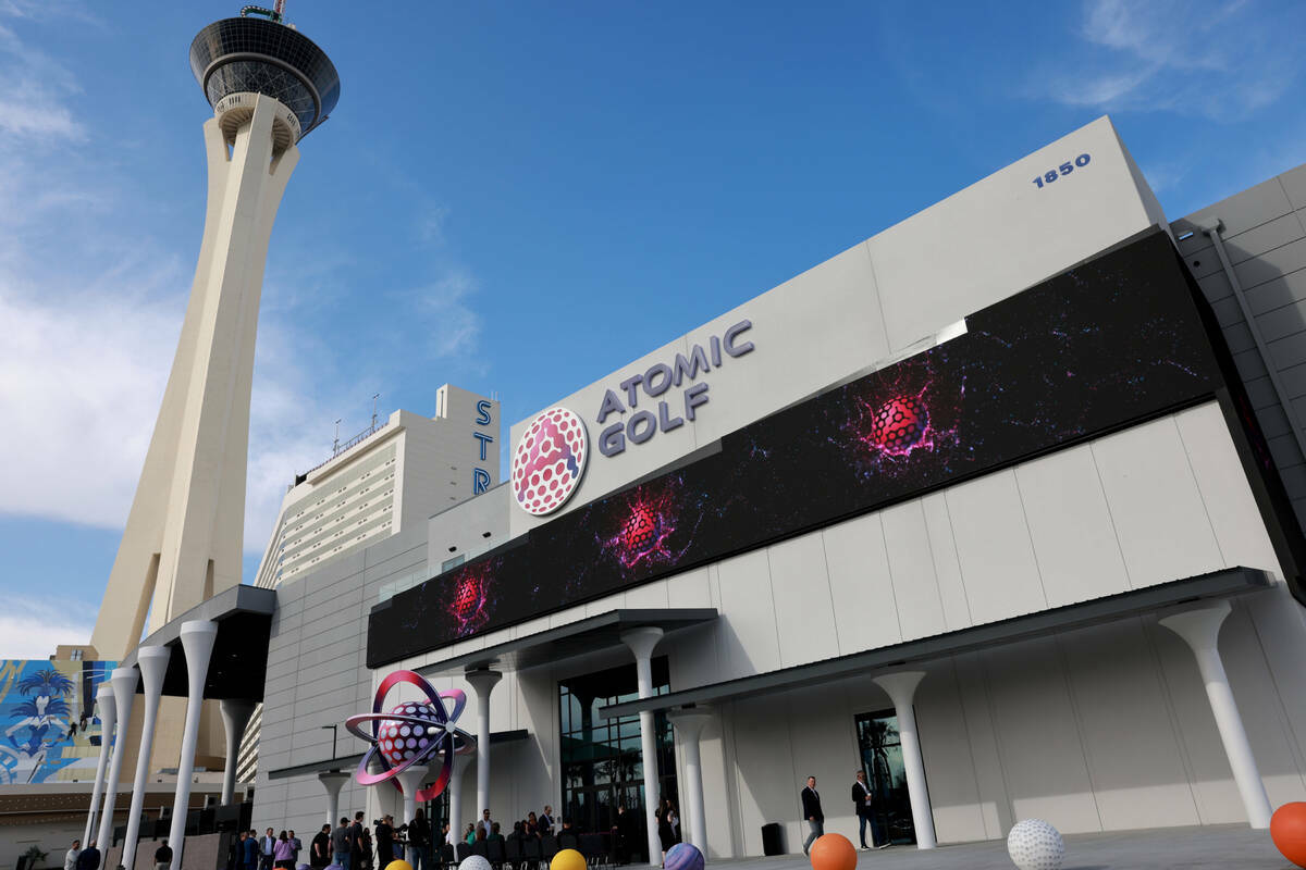 Atomic Golf es visto junto a The Strat en Las Vegas durante su gran inauguración el viernes 22 ...