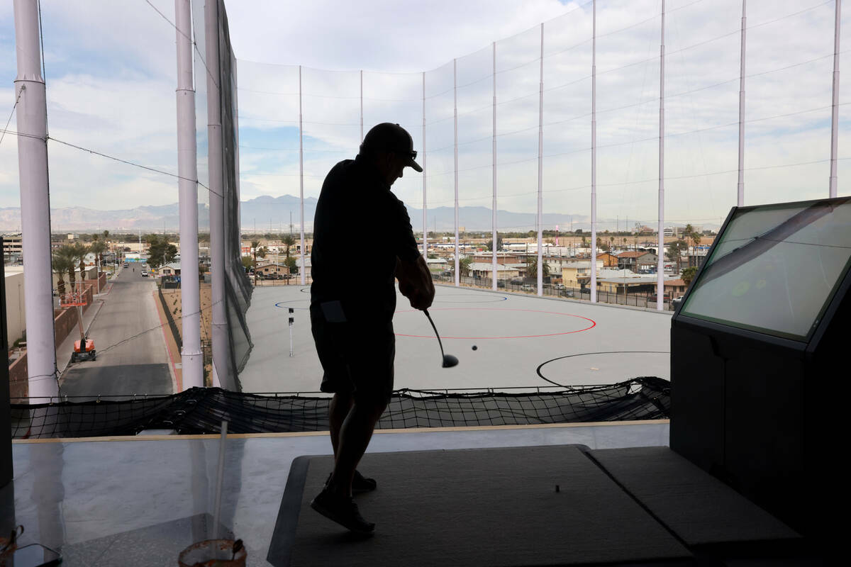 Dave Engstrom, de Duluth, Minnesota, da un golpe desde una bahía del cuarto piso de Atomic Gol ...