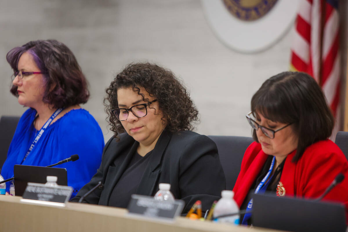 La presidenta del Distrito Escolar del Condado Clark, Evelyn García Morales, escucha una prese ...