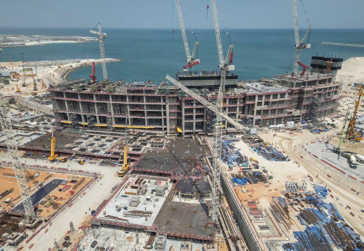 La construcción continúa en Wynn Al Marjan Island en los Emiratos Árabes Unidos en esta foto ...