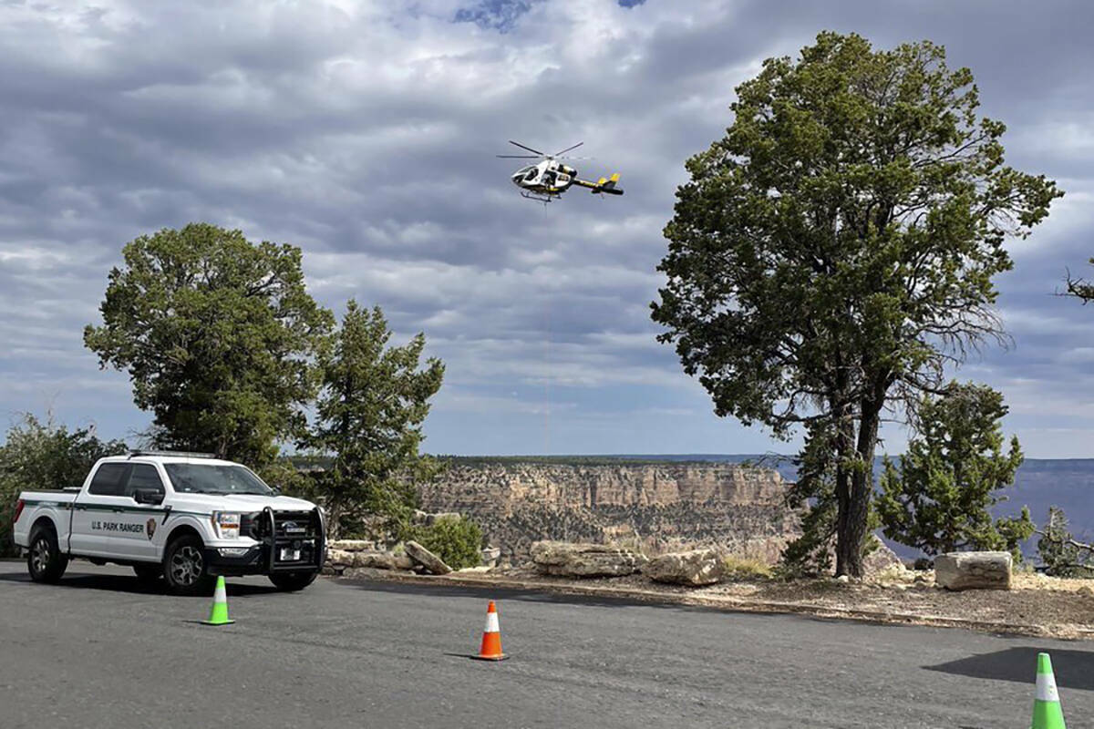 En esta imagen facilitada por el Servicio de Parques Nacionales, un helicóptero sobrevuela el ...