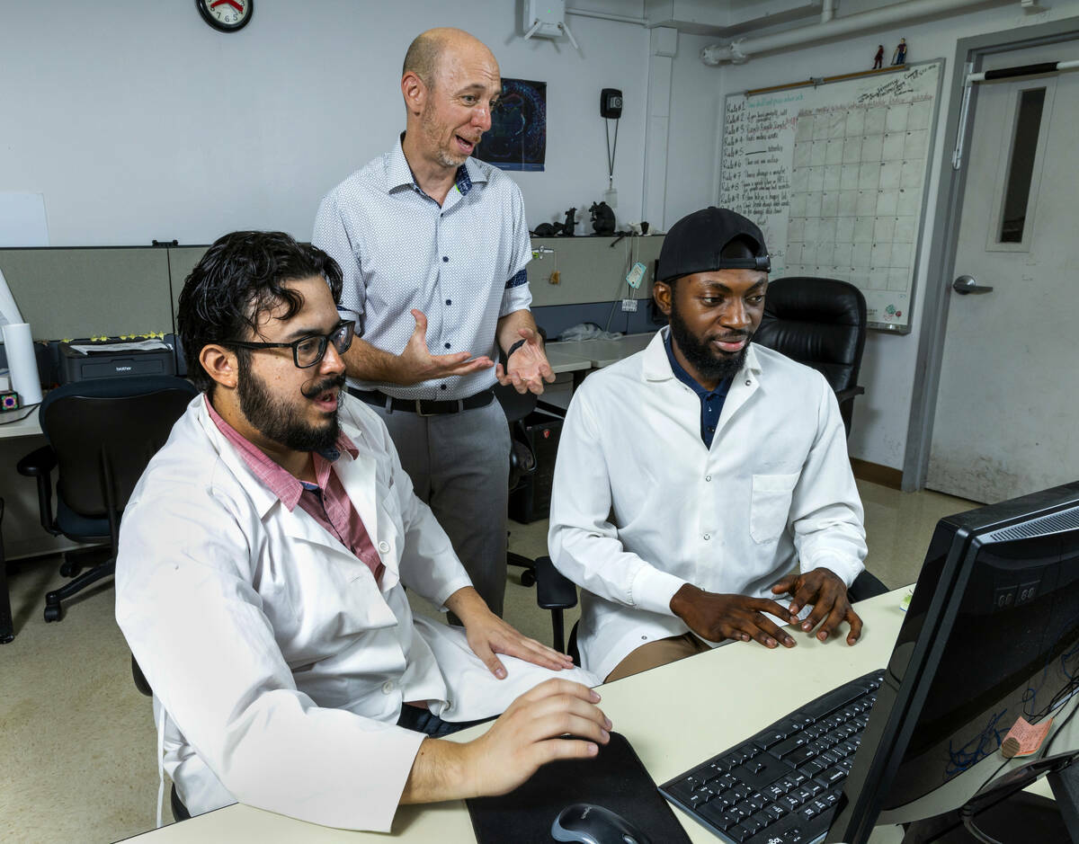 (En el sentido de las agujas del reloj desde arriba) El doctor de la UNLV James Hyman observa d ...