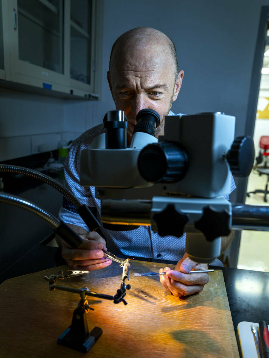 El profesor de la UNLV James Hyman trabaja con un implante neural para ratas que su departament ...