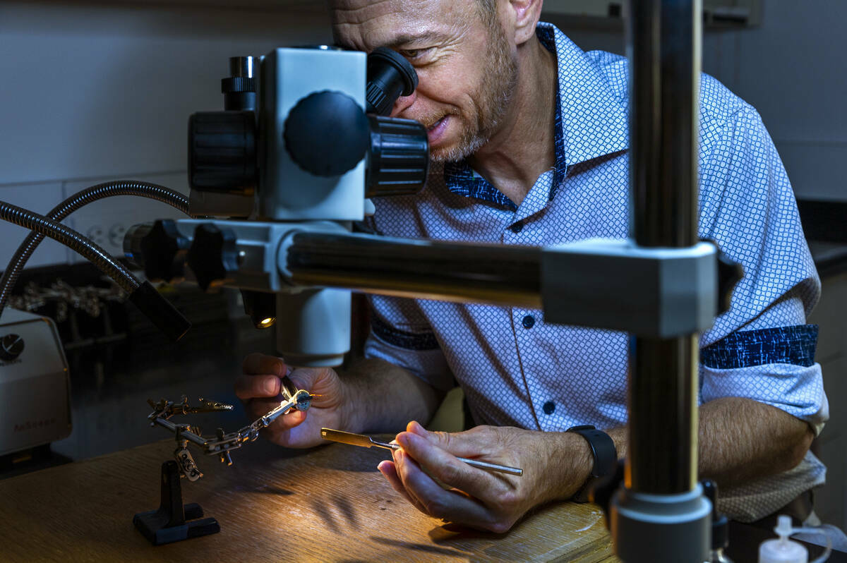 El profesor de la UNLV James Hyman trabaja con un implante neural para ratas que su departament ...