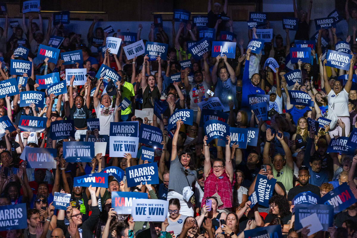 La multitud se anima mientras saluda a la vicepresidenta Kamala Harris y a su compañero de fó ...