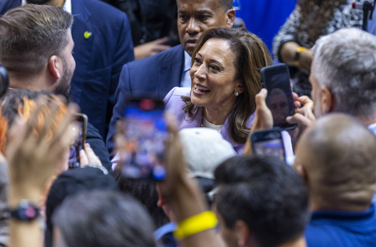 La vicepresidenta Kamala Harris saluda a sus seguidores después de un acto de campaña en el C ...