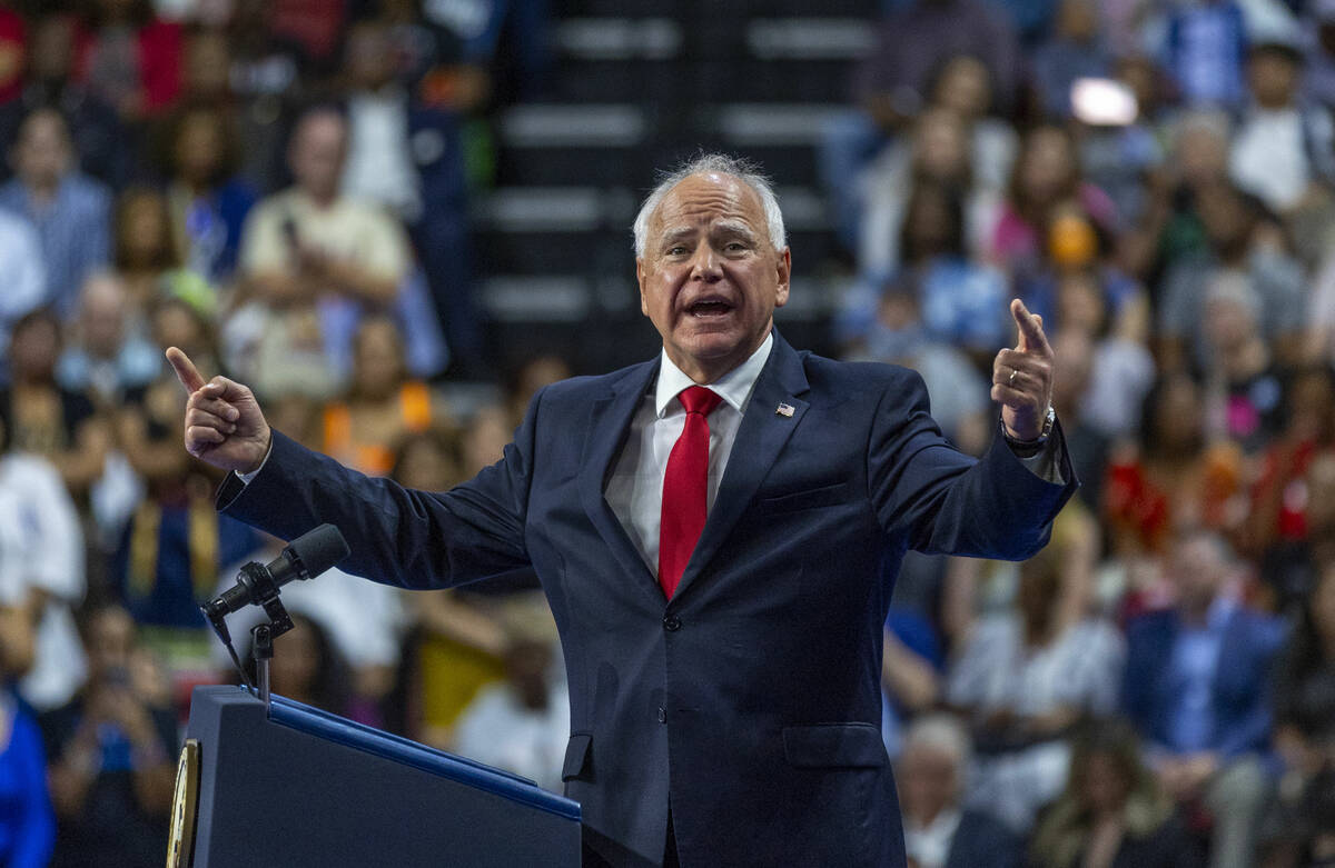 El gobernador de Minnesota, Tim Walz, habla durante un acto de campaña en el Centro Thomas & M ...