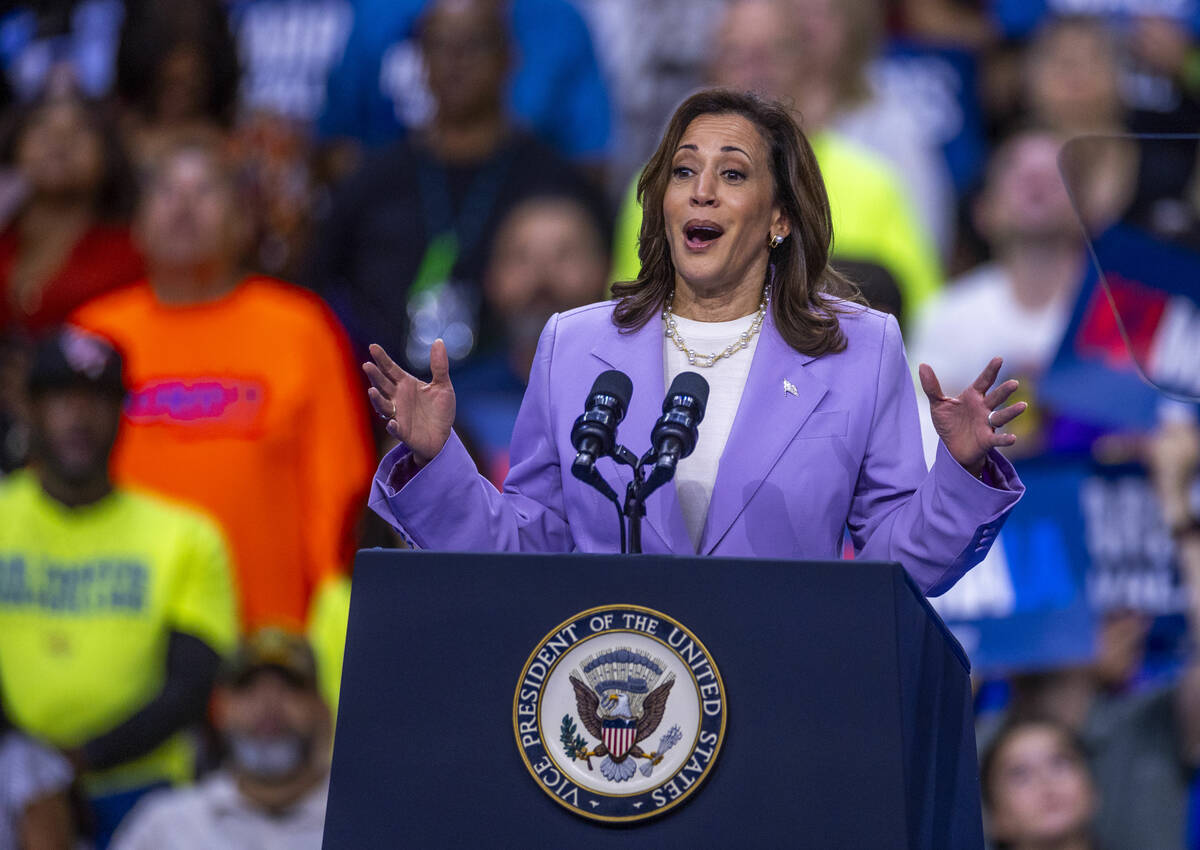 La vicepresidenta Kamala Harris habla durante un acto de campaña en el Centro Thomas & Mack de ...