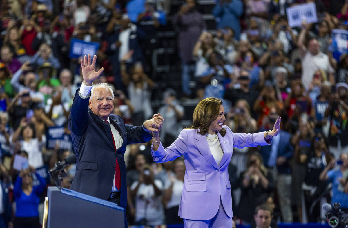 El gobernador de Minnesota, Tim Walz, saluda a la vicepresidenta Kamala Harris cuando ella lleg ...