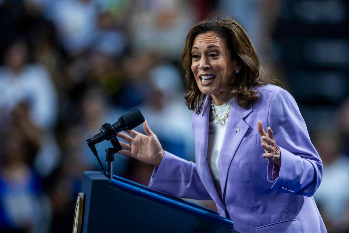 La vicepresidenta Kamala Harris habla con sus seguidores durante un acto de campaña en el Cent ...