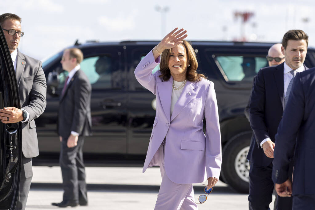 La candidata presidencial demócrata, la vicepresidenta Kamala Harris, saluda mientras se dirig ...