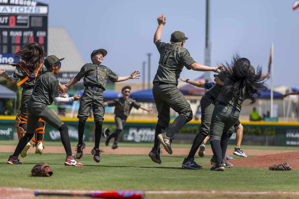 Jugadores de Nevada celebran su victoria por 2-0 sobre Utah en la final de béisbol del Regiona ...