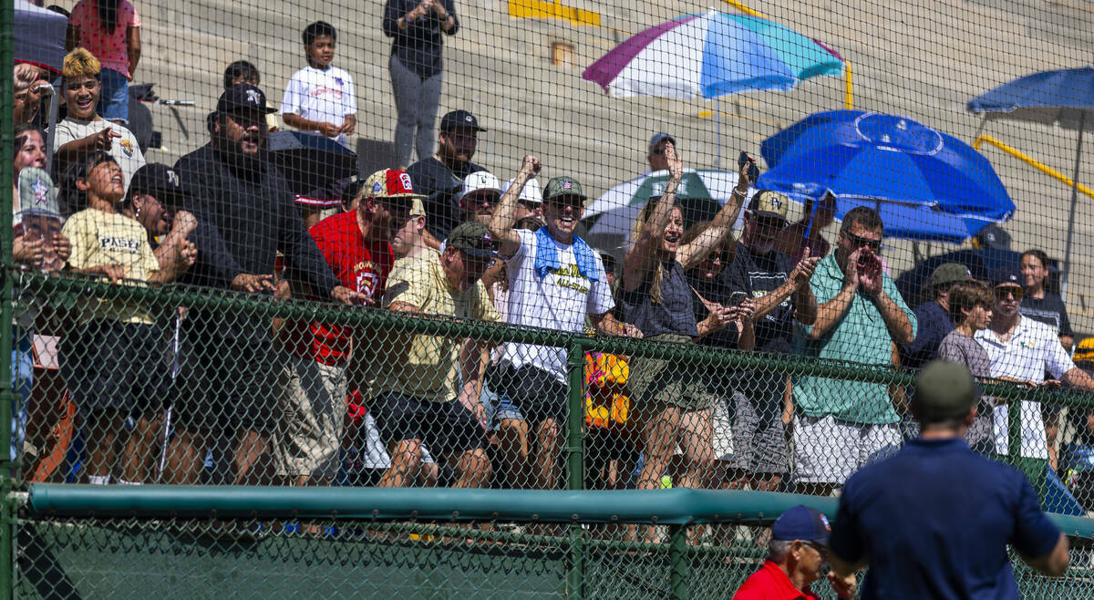 Fans de Nevada animan a su equipo después de ganar 2-0 a Utah en el partido final de béisbol ...