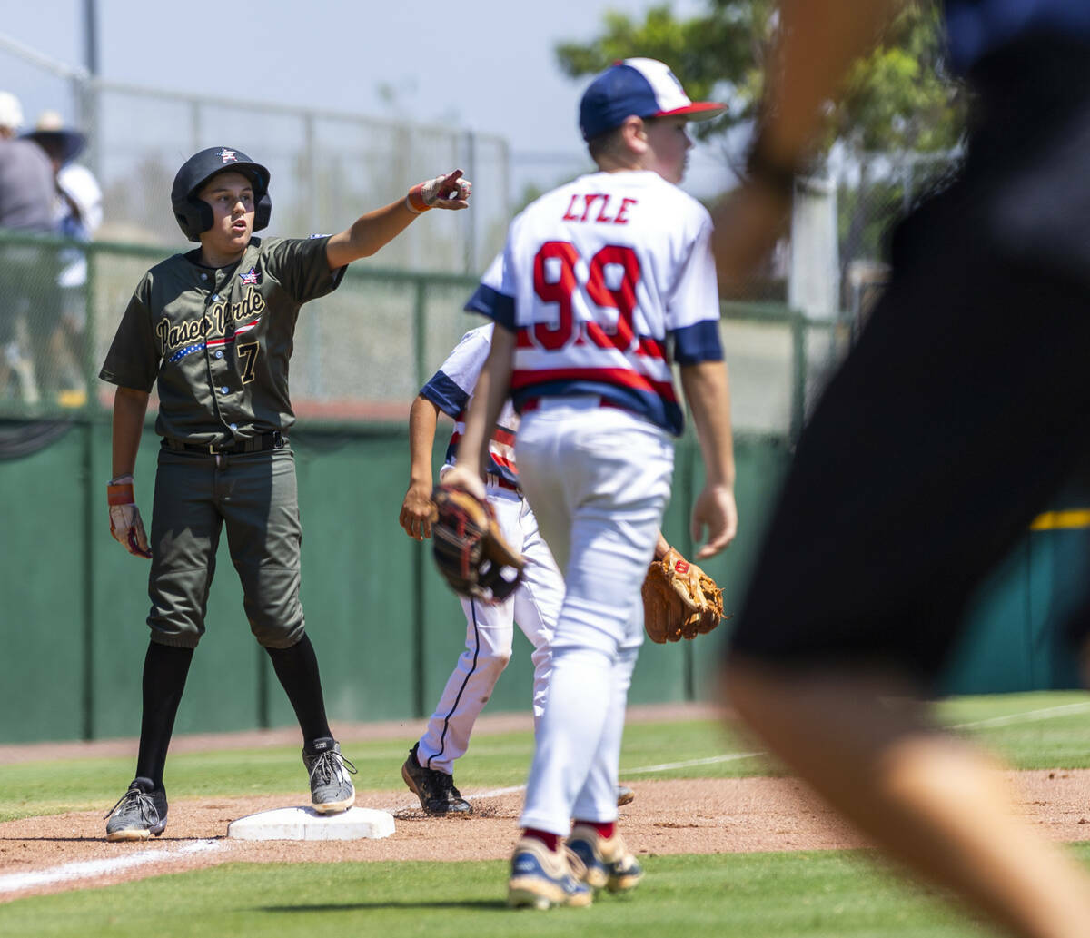 El pitcher de Nevada Wyatt Erickson (7) hace señas a un compañero de equipo contra Utah duran ...