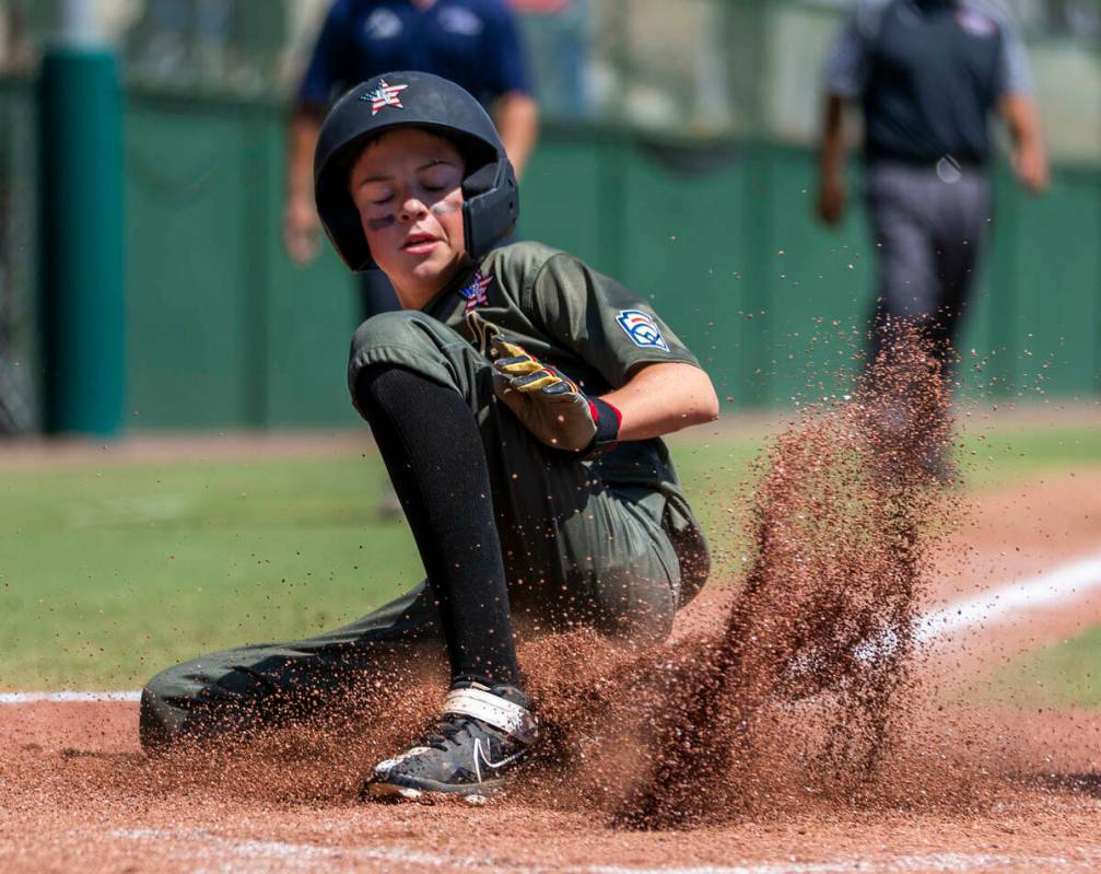 El outfielder de Nevada Dominic Laino (17) se desliza a salvo en home contra Utah durante la pr ...