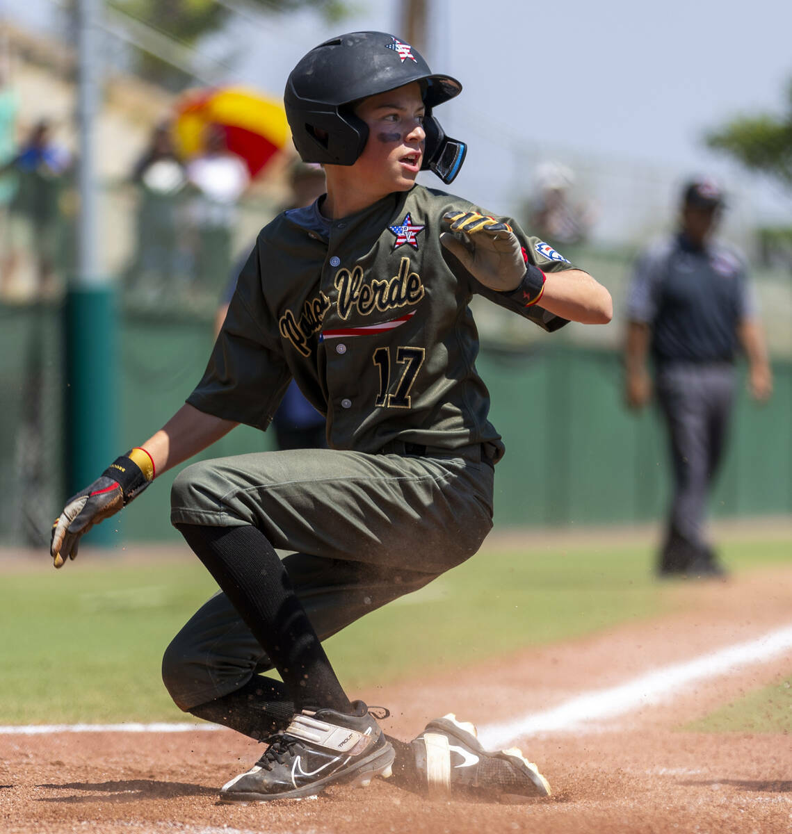 El outfielder de Nevada Dominic Laino (17) mira a un compañero de equipo después de deslizars ...