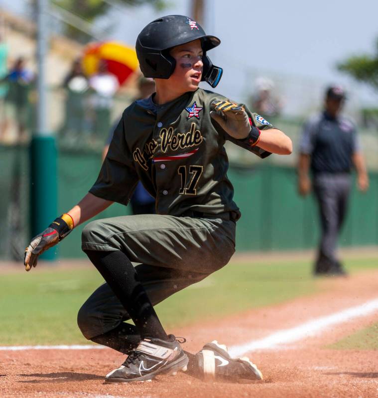 El outfielder de Nevada Dominic Laino (17) mira a un compañero de equipo después de deslizars ...