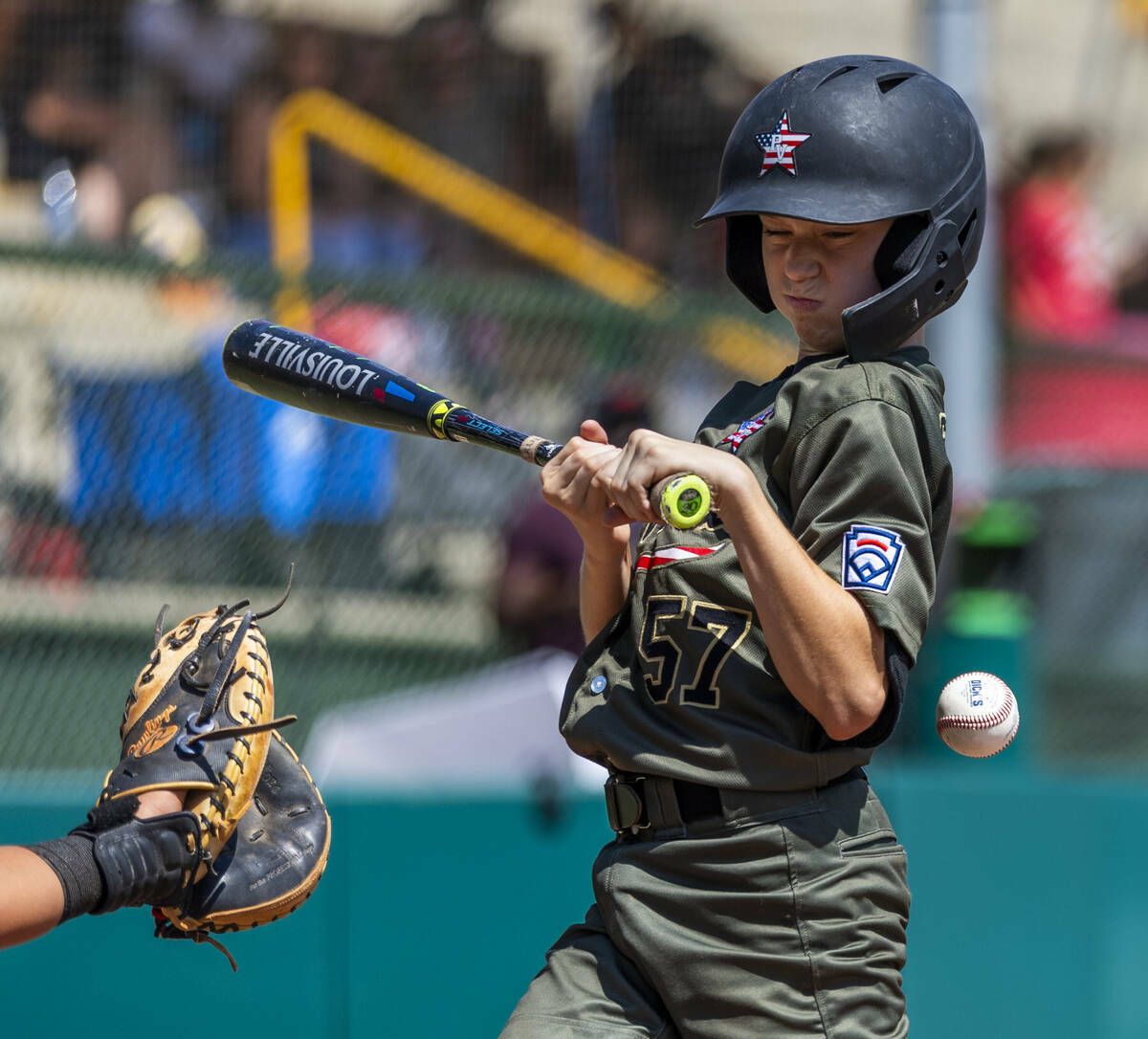 El extra hitter de Nevada Gunnar Gaudin (57) es golpeado por un lanzamiento de Utah durante la ...