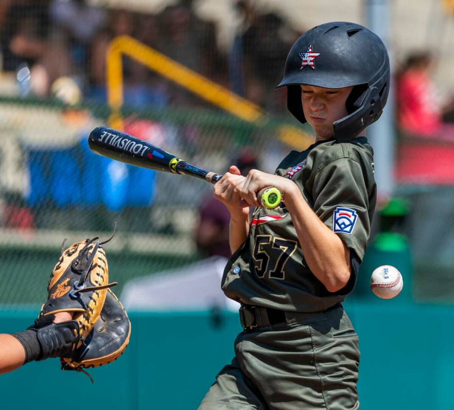 El extra hitter de Nevada Gunnar Gaudin (57) es golpeado por un lanzamiento de Utah durante la ...