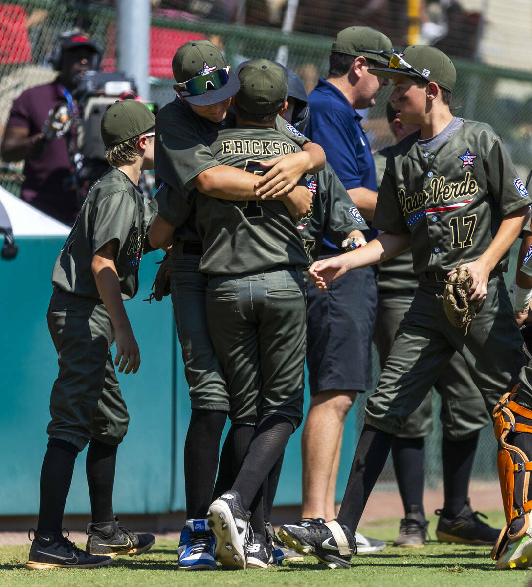 El infielder de Nevada Oliver Johnson (11) abraza al lanzador Wyatt Erickson (7) contra Utah du ...