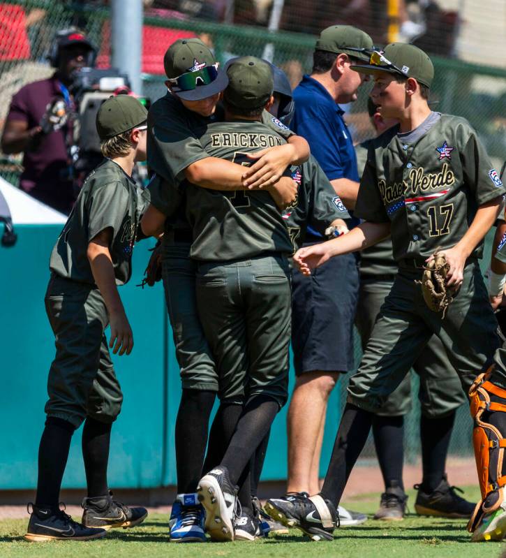 El infielder de Nevada Oliver Johnson (11) abraza al lanzador Wyatt Erickson (7) contra Utah du ...