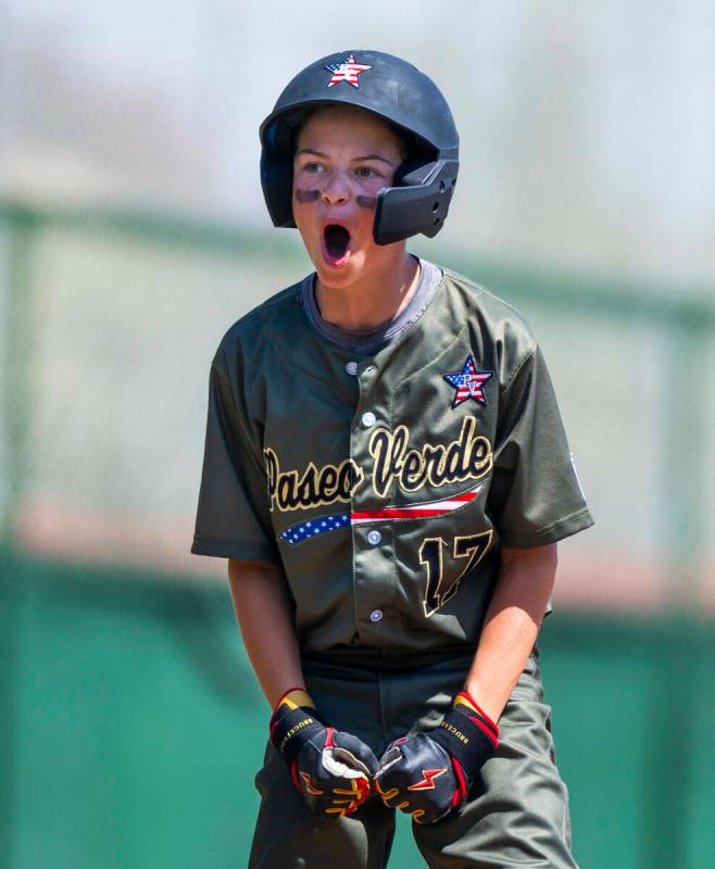 El base runner de Nevada Dominic Laino (17) se anima después de deslizarse a salvo en tercera ...