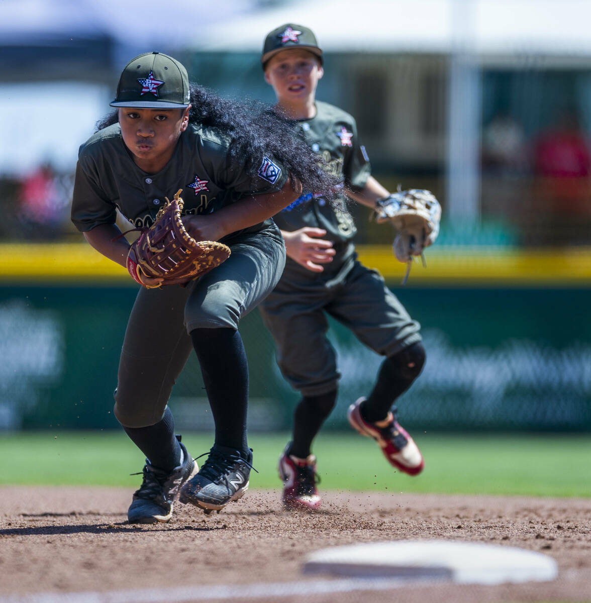 El infielder de Nevada Noah Letalu (13) corre de regreso a la base después de una atrapada par ...