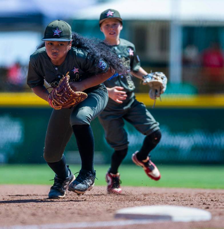 El infielder de Nevada Noah Letalu (13) corre de regreso a la base después de una atrapada par ...