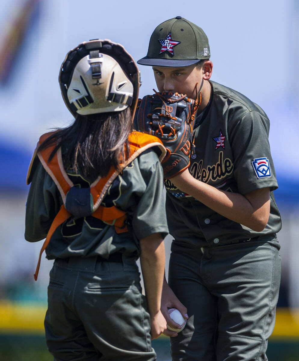 El pitcher de Nevada Wyatt Erickson (7) conversa con el catcher Parker Soranaka (23) en el mont ...