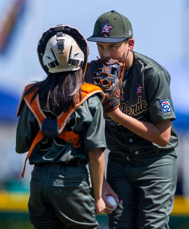 El pitcher de Nevada Wyatt Erickson (7) conversa con el catcher Parker Soranaka (23) en el mont ...