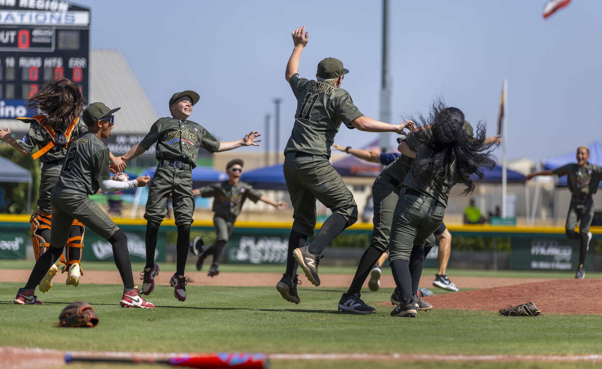 Jugadores de Nevada celebran su victoria por 2-0 sobre Utah en el partido final de béisbol del ...