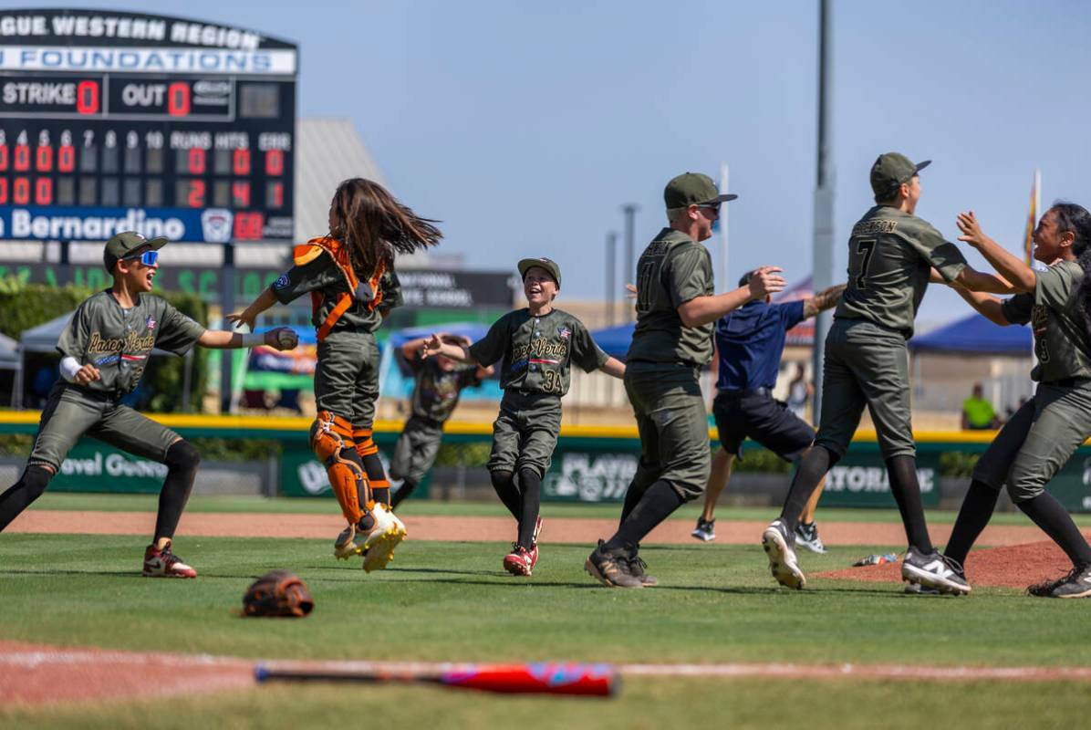 Jugadores de Nevada celebran su victoria por 2-0 sobre Utah en el partido final de béisbol del ...