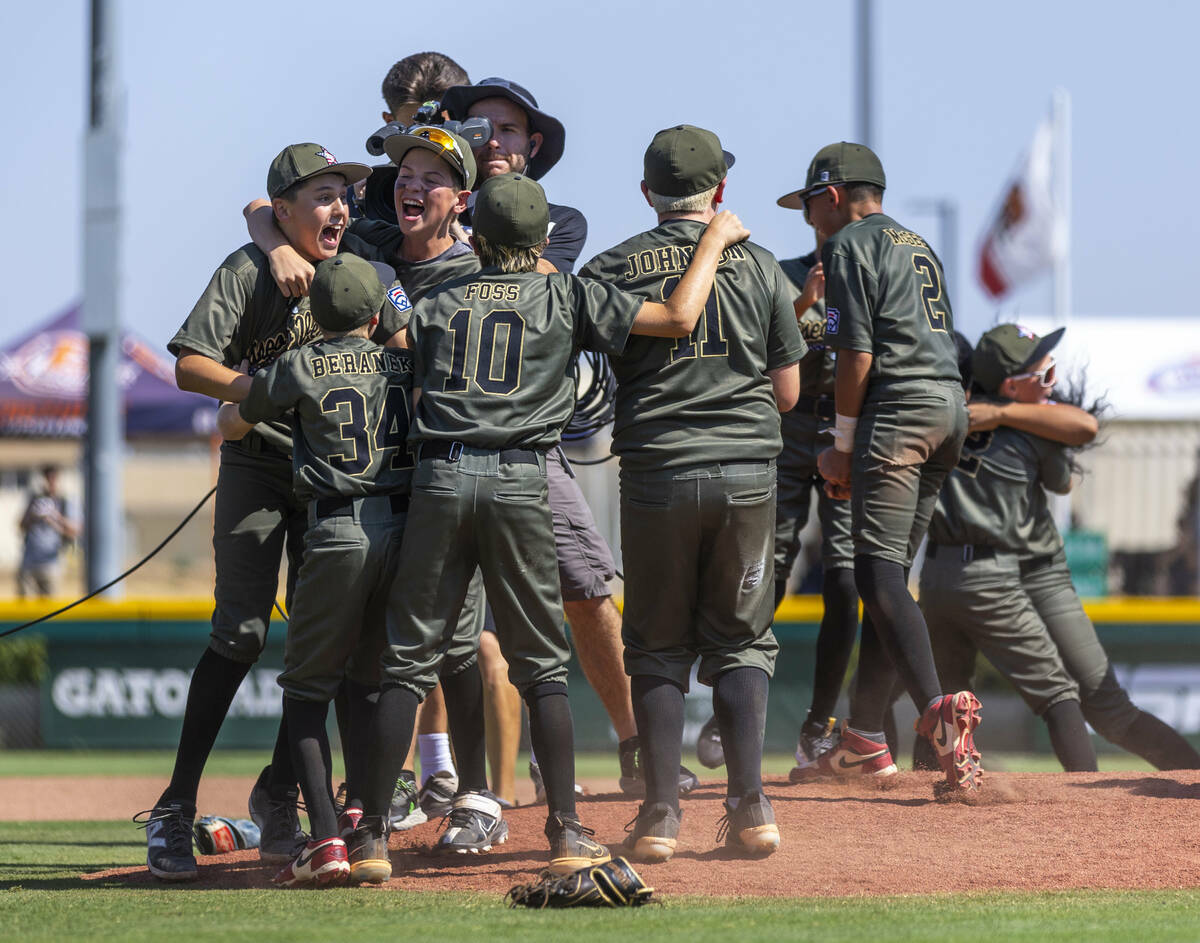 Jugadores de Nevada celebran su victoria por 2-0 sobre Utah en el partido final de béisbol del ...