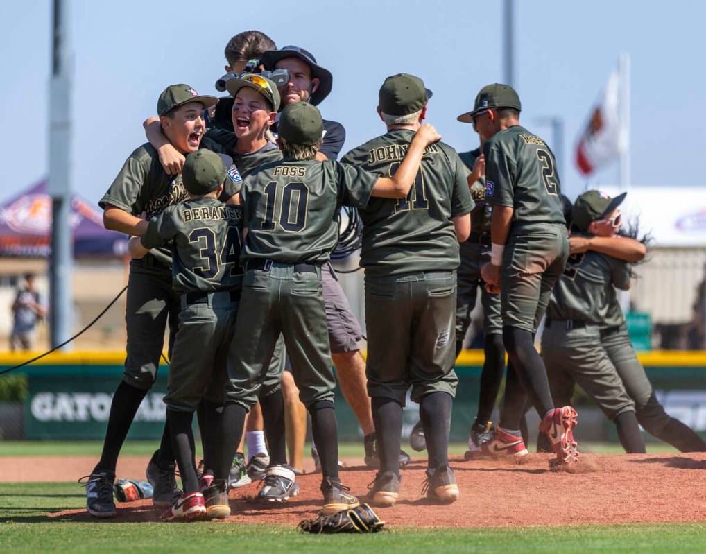 Jugadores de Nevada celebran su victoria por 2-0 sobre Utah en el partido final de béisbol del ...