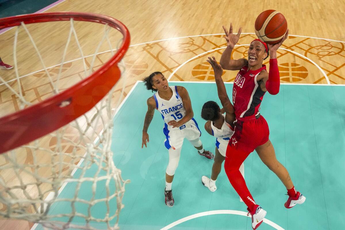 La estadounidense A'ja Wilson (9) lanza a la canasta durante un partido de básquetbol femenil ...