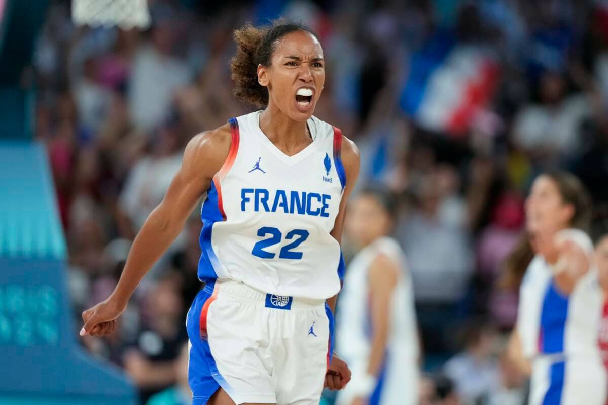 Marieme Badiane (22) de Francia reacciona durante un partido de básquetbol femenil por la meda ...