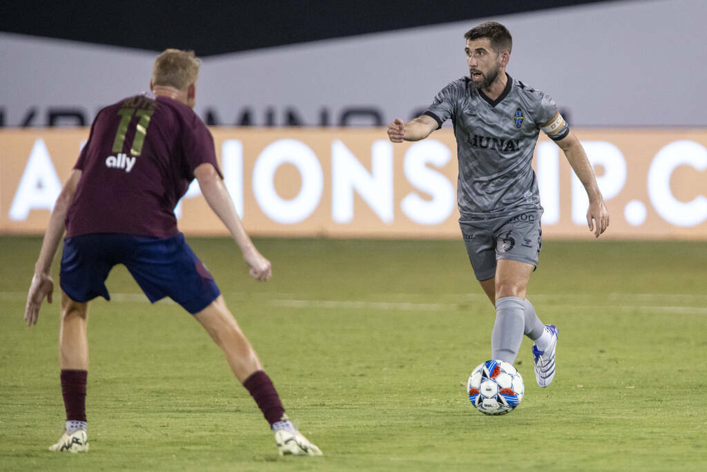 El centrocampista de Las Vegas Lights FC Charlie Adams (6) dirige al equipo durante un partido ...