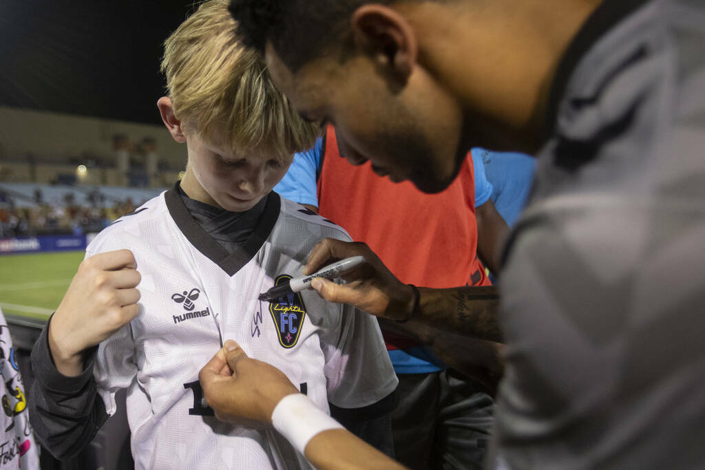 Jóvenes fans reciben sus camisetas firmadas por los jugadores de Las Vegas Lights FC después ...