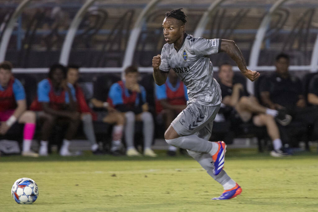 El delantero de Las Vegas Lights FC Joe Gyau (7) busca hacer una jugada durante un partido de f ...