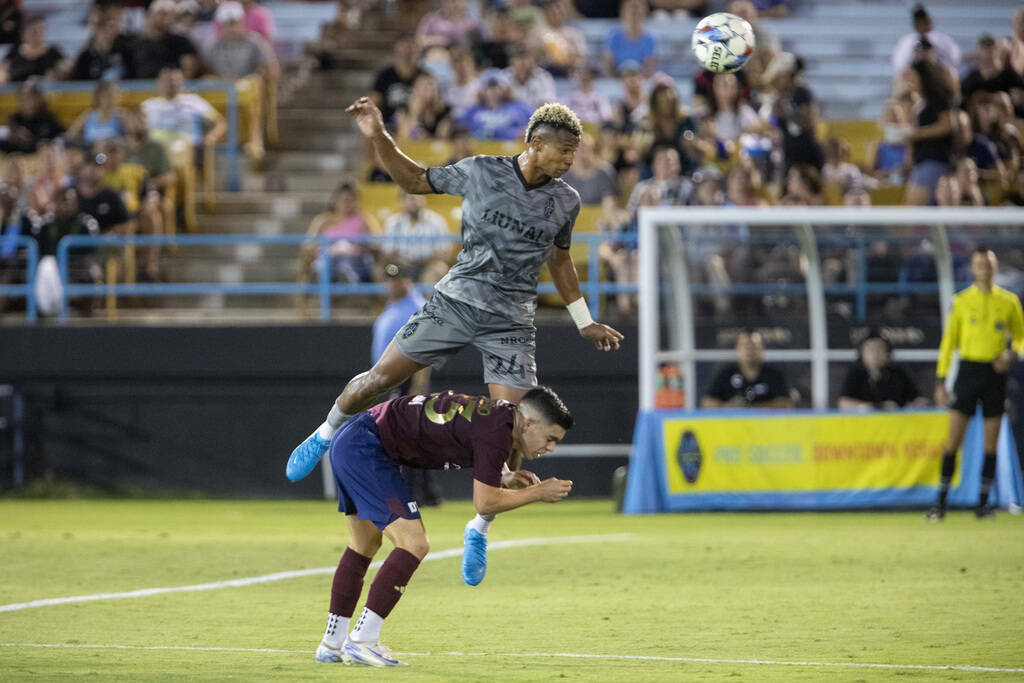 El defensa de Las Vegas Lights FC Maliek Howell (24) cabecea el balón por encima del delantero ...