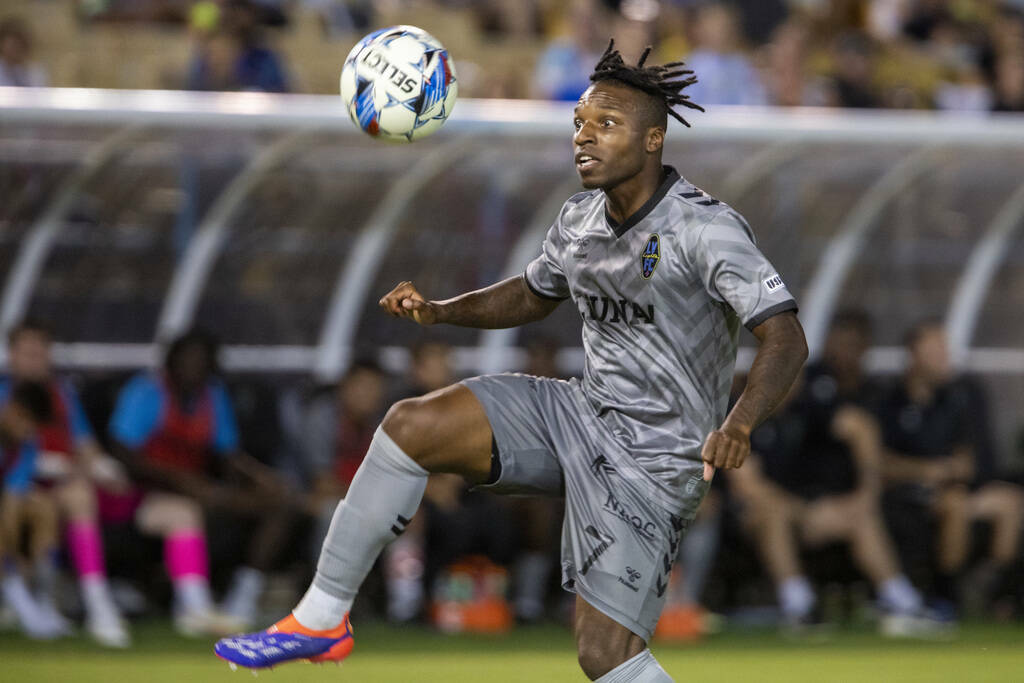 El delantero de Las Vegas Lights FC Joe Gyau (7) recibe el balón durante un partido de fútbol ...