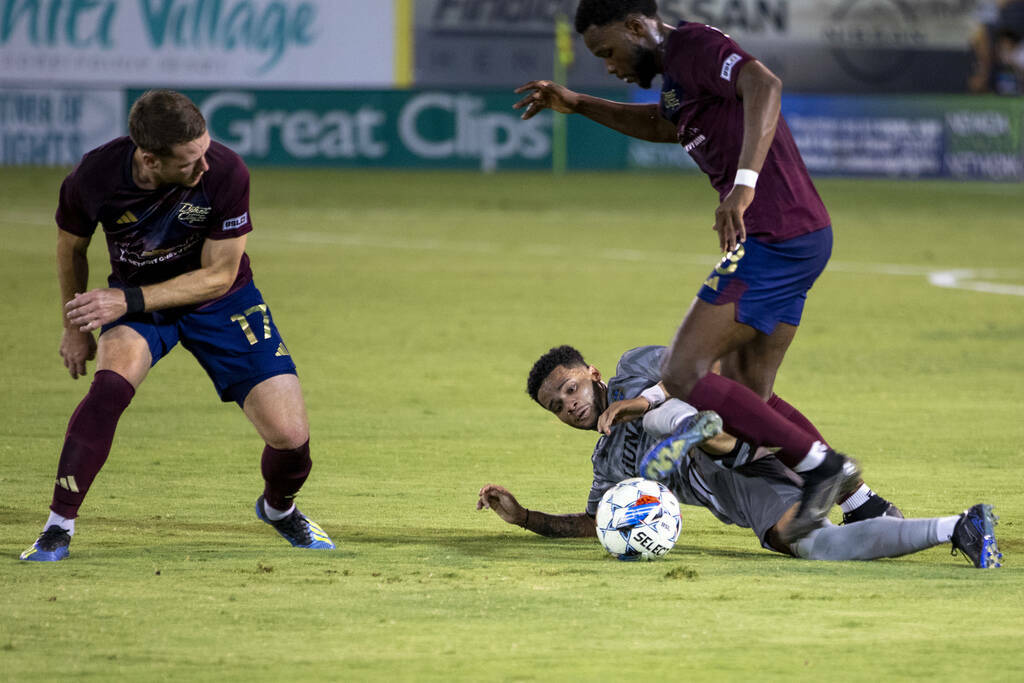 El defensa de Las Vegas Lights FC Shawn Smart (20) se desliza por el balón durante un partido ...