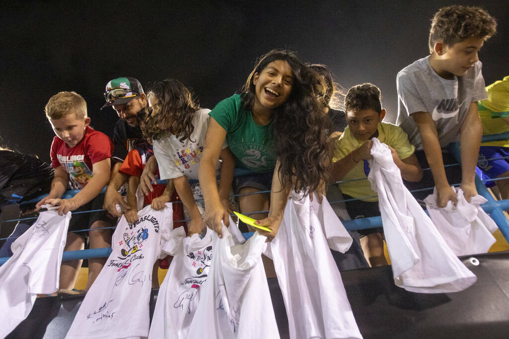 Jóvenes fans esperan a que sus camisetas sean firmadas por los jugadores de Las Vegas Lights F ...